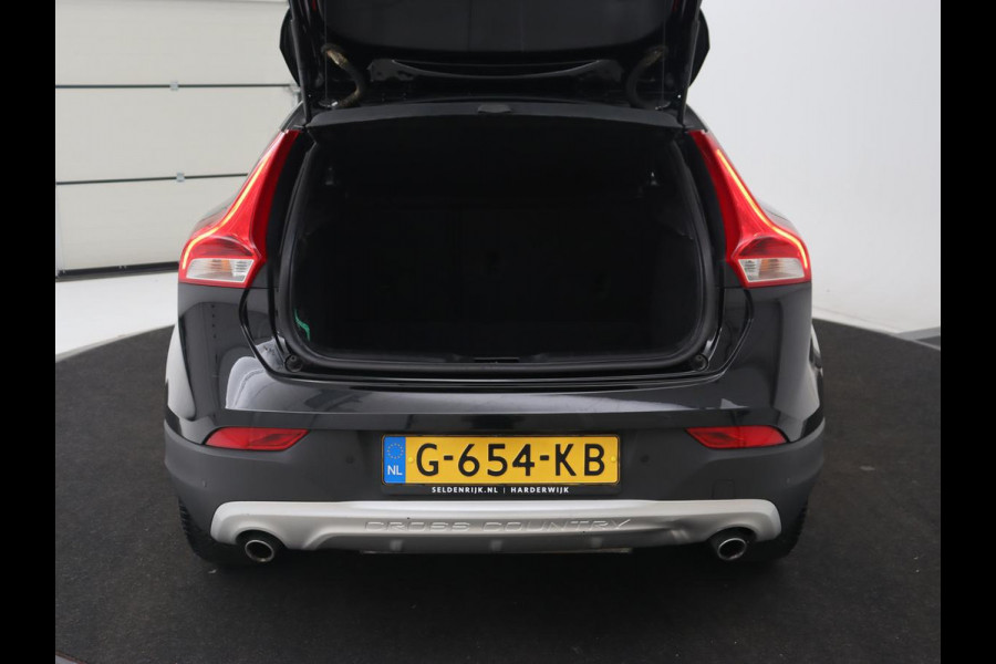 Volvo V40 Cross Country 1.5 T3 Polar+ Luxury | Panoramadak | Automaat | Camera | Full LED | Stoelverwarming | Bluetooth | Leder | Cruise control | Harman Kardon