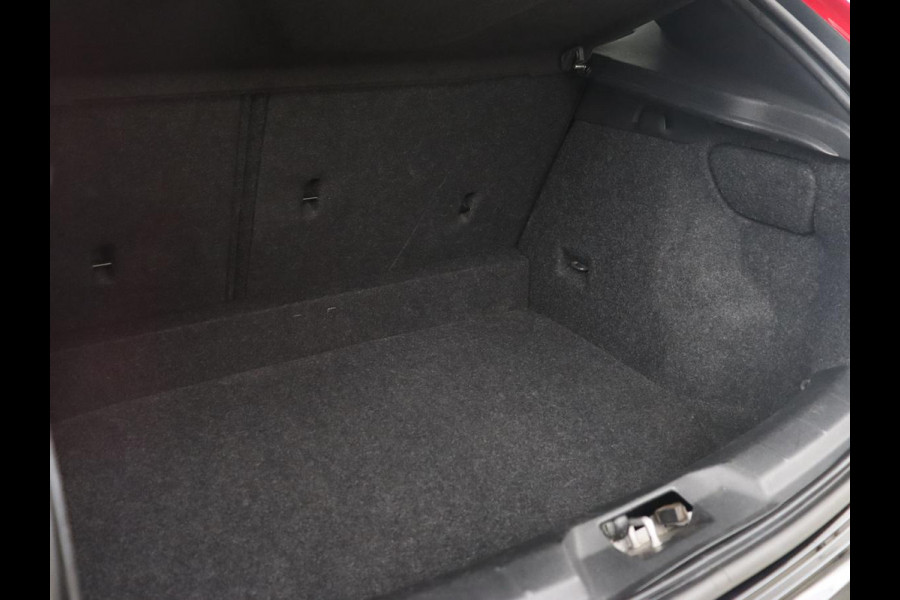 Volvo V40 Cross Country 1.5 T3 Polar+ Luxury | Panoramadak | Automaat | Camera | Full LED | Stoelverwarming | Bluetooth | Leder | Cruise control | Harman Kardon