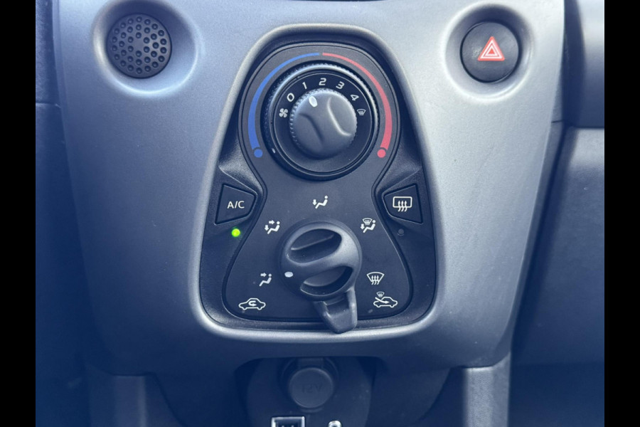 Toyota Aygo 1.0 VVT-i x-play Airco Achteruitrijcamera Apple Carplay / Android Auto Elektrisch bedienbare ramen