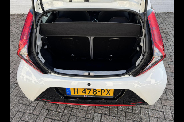 Toyota Aygo 1.0 VVT-i x-play Airco Achteruitrijcamera Apple Carplay / Android Auto Elektrisch bedienbare ramen