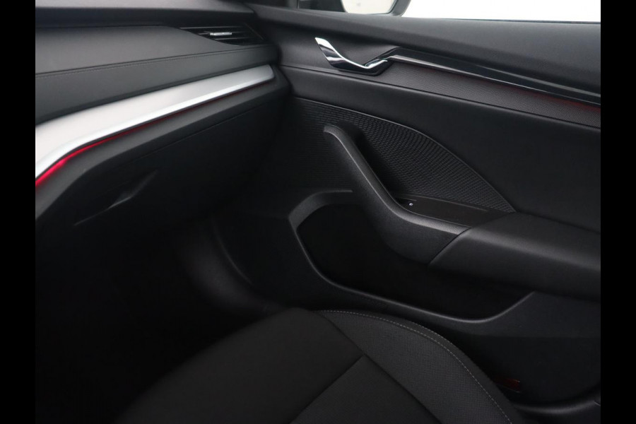 Škoda Octavia Combi 1.0 e-TSI Sport Bns | Automaat | Carplay | Cruise Control | LED | Sfeer verlichting | Climate controle | PDC | Sportstoelen | DAB+