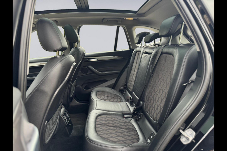 BMW X1 SDrive20i 192 pk High Executive, panoramadak, trekhaak, 1/2 lederen sportinterieur
