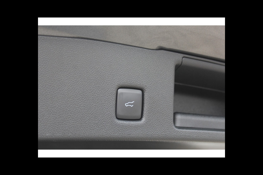 Ford Kuga 2.5-225pk Plug-in Hybrid ST-Line X. Hybride rijden voor een reële prijs ! Adaptive Cruise Control, Stoel-, stuur- en voorraamverwarming, Climate Control, Metallic lak, Camera v+a, Elektr. achterklep, Side- en lane assist etc.