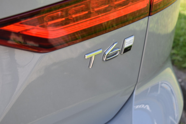 Volvo V60 T6 350PK Plug-in hybrid AWD Plus Dark ACC | Pilot Assist | Harman Kardon | 360 Camera | BLIS | Trekhaak | Stoel en Stuurwiel verwarming