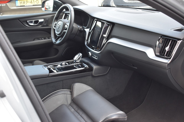 Volvo V60 T6 350PK Plug-in hybrid AWD Plus Dark ACC | Pilot Assist | Harman Kardon | 360 Camera | BLIS | Trekhaak | Stoel en Stuurwiel verwarming