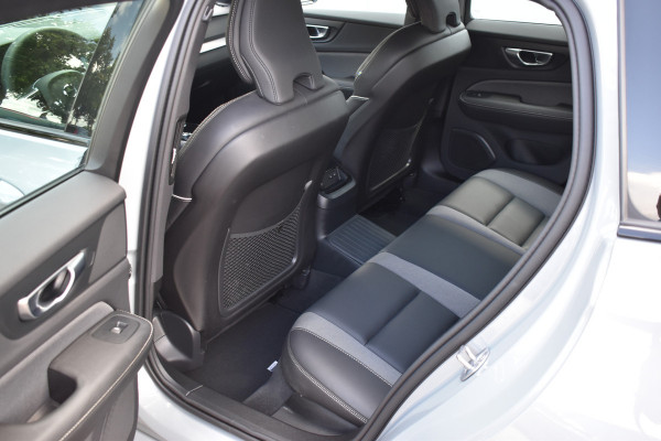 Volvo V60 T6 350PK Plug-in hybrid AWD Plus Dark ACC | Pilot Assist | Harman Kardon | 360 Camera | BLIS | Trekhaak | Stoel en Stuurwiel verwarming