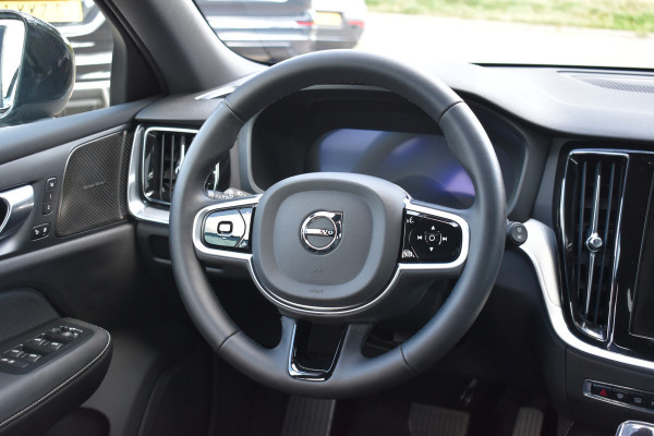 Volvo V60 T6 350PK Plug-in hybrid AWD Plus Dark ACC | Pilot Assist | Harman Kardon | 360 Camera | BLIS | Trekhaak | Stoel en Stuurwiel verwarming