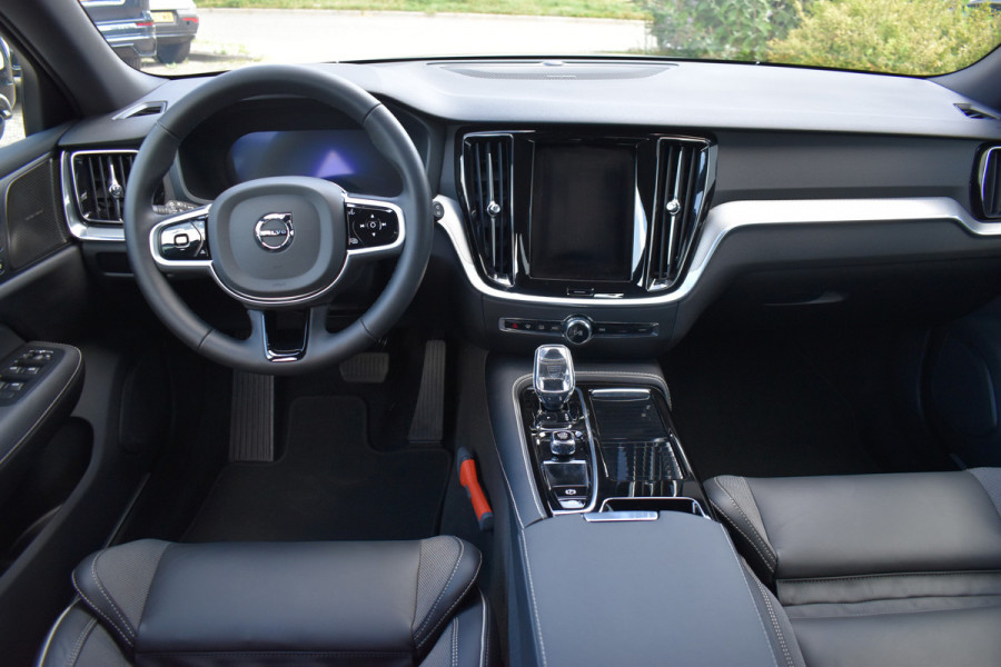 Volvo V60 T6 350PK Plug-in hybrid AWD Plus Dark ACC | Pilot Assist | Harman Kardon | 360 Camera | BLIS | Trekhaak | Stoel en Stuurwiel verwarming