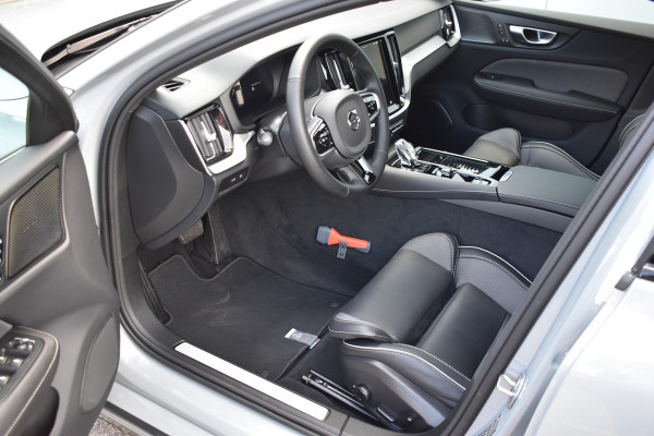 Volvo V60 T6 350PK Plug-in hybrid AWD Plus Dark ACC | Pilot Assist | Harman Kardon | 360 Camera | BLIS | Trekhaak | Stoel en Stuurwiel verwarming