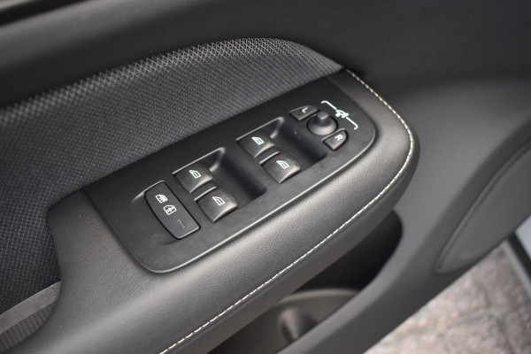 Volvo V60 T6 350PK Plug-in hybrid AWD Plus Dark ACC | Pilot Assist | Harman Kardon | 360 Camera | BLIS | Trekhaak | Stoel en Stuurwiel verwarming