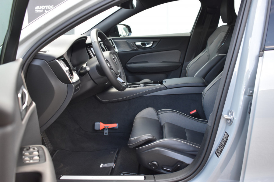 Volvo V60 T6 350PK Plug-in hybrid AWD Plus Dark ACC | Pilot Assist | Harman Kardon | 360 Camera | BLIS | Trekhaak | Stoel en Stuurwiel verwarming