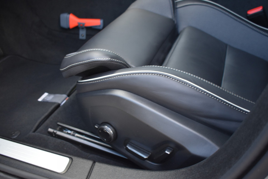 Volvo V60 T6 350PK Plug-in hybrid AWD Plus Dark ACC | Pilot Assist | Harman Kardon | 360 Camera | BLIS | Trekhaak | Stoel en Stuurwiel verwarming
