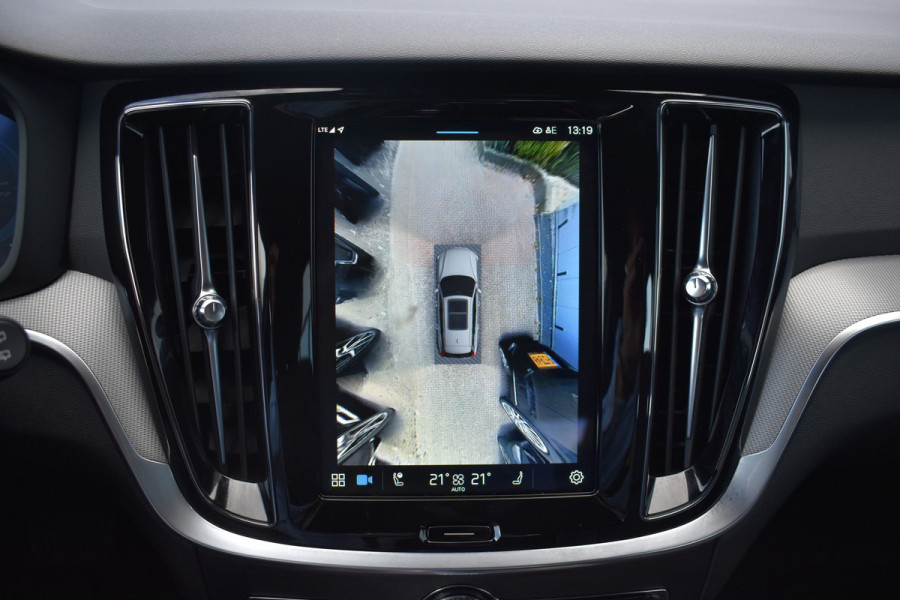 Volvo V60 T6 350PK Plug-in hybrid AWD Plus Dark ACC | Pilot Assist | Harman Kardon | 360 Camera | BLIS | Trekhaak | Stoel en Stuurwiel verwarming