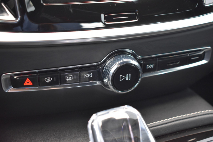 Volvo V60 T6 350PK Plug-in hybrid AWD Plus Dark ACC | Pilot Assist | Harman Kardon | 360 Camera | BLIS | Trekhaak | Stoel en Stuurwiel verwarming