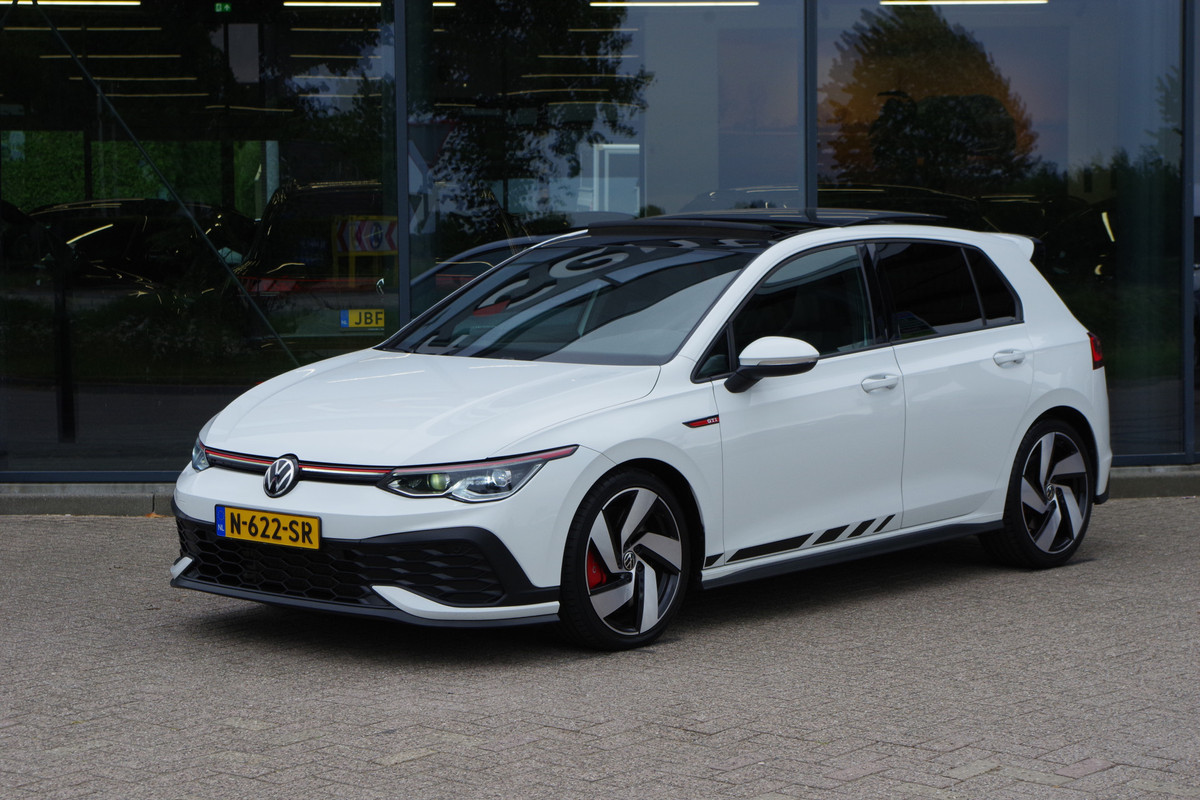 Volkswagen Golf 2.0 TSI GTI Clubsport 300 PK DSG-Automaat, Panoramadak, IQ-LED, Sfeerverlichting, Carplay, Camera Volkswagen Golf 2.0 TSI GTI Clubsport 300 PK DSG-Automaat, Panoramadak, IQ-LED, Sfeerverlichting, Carplay, Camera