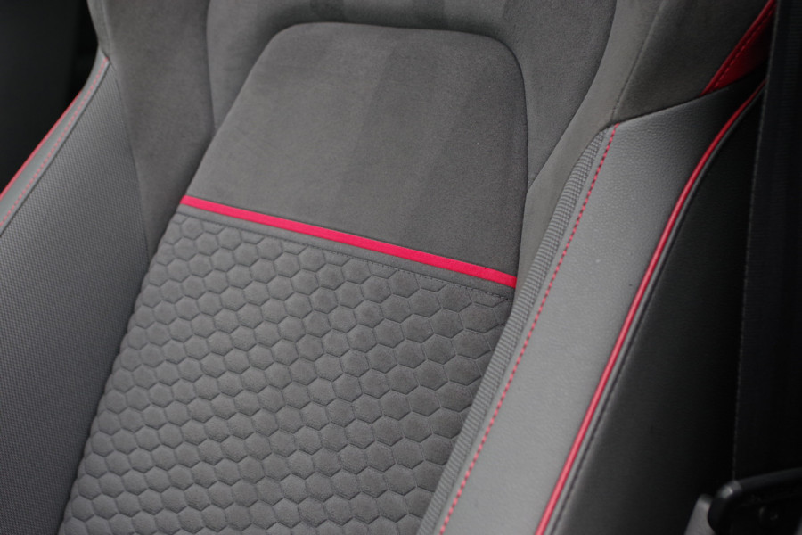Volkswagen Golf 2.0 TSI GTI Clubsport 300 PK DSG-Automaat, Panoramadak, IQ-LED, Sfeerverlichting, Carplay, Camera