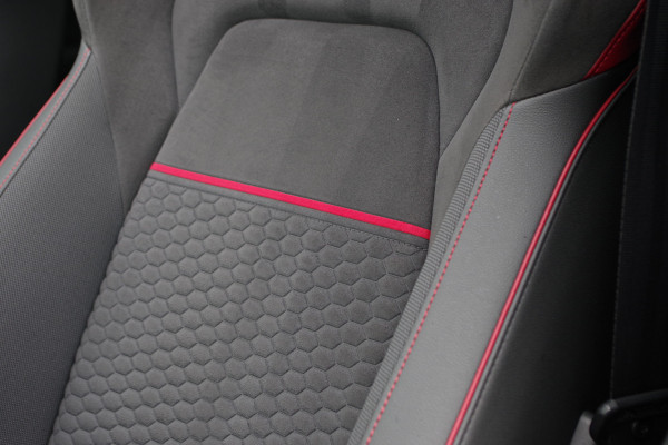 Volkswagen Golf 2.0 TSI GTI Clubsport 300 PK DSG-Automaat, Panoramadak, IQ-LED, Sfeerverlichting, Carplay, Camera