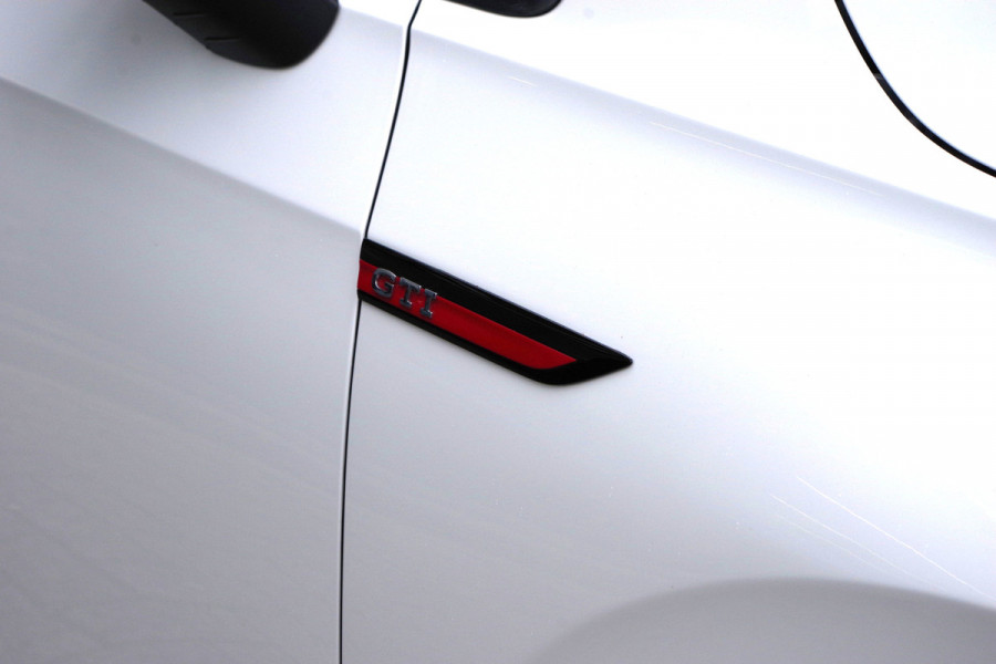 Volkswagen Golf 2.0 TSI GTI Clubsport 300 PK DSG-Automaat, Panoramadak, IQ-LED, Sfeerverlichting, Carplay, Camera