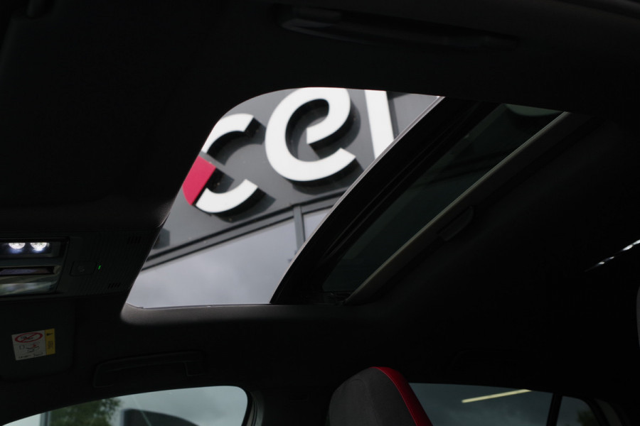 Volkswagen Golf 2.0 TSI GTI Clubsport 300 PK DSG-Automaat, Panoramadak, IQ-LED, Sfeerverlichting, Carplay, Camera