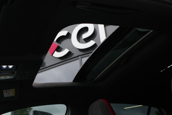 Volkswagen Golf 2.0 TSI GTI Clubsport 300 PK DSG-Automaat, Panoramadak, IQ-LED, Sfeerverlichting, Carplay, Camera