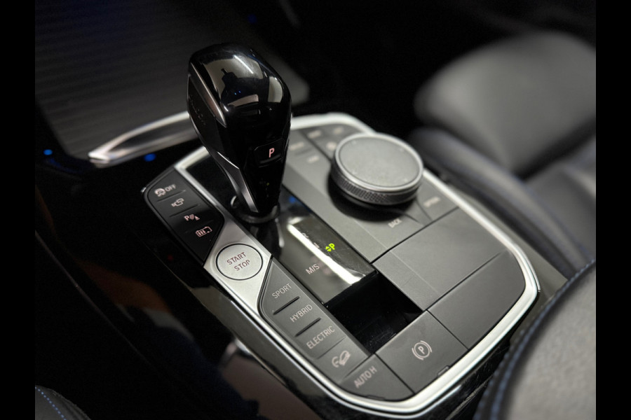 BMW X3 XDrive30e High Executive | M-Sport Shadow Line | LED | Pano | HUD | Sportstoelen