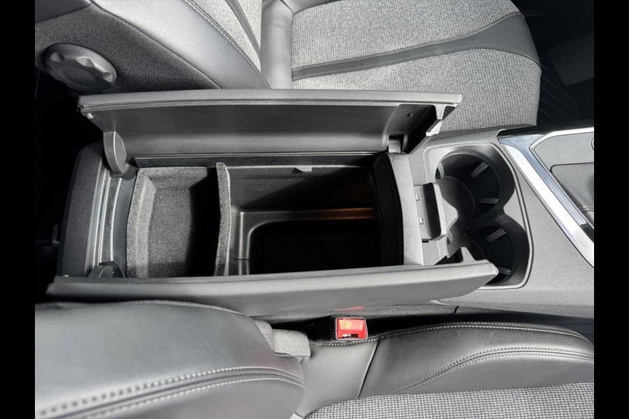 Peugeot 3008 1.2 PureTech AGC Allure Cruise control Climate control Keyless Navigatie Apple / Android Parkeersenoren voor/achter