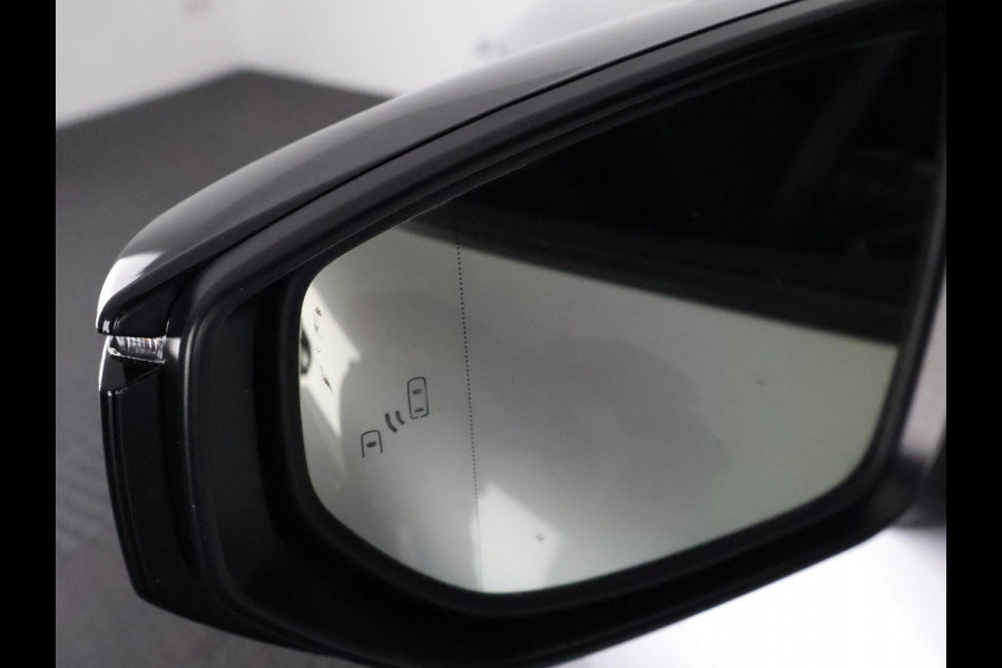 Lexus LBX Business Line Bi-Tone 2WD | Dodehoek detectie | Stuur- & Stoelverwarming | Navigatie | Parkeersensoren