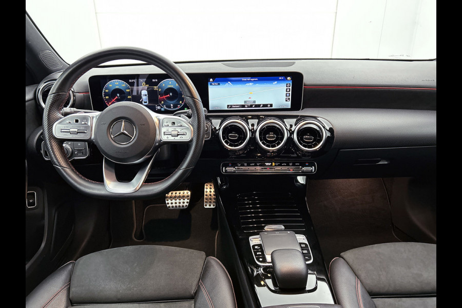 Mercedes-Benz A-Klasse 200 Business Solution AMG(NL-auto, Dealer onderhoud, Trekhaak, Navi, Camera, StoelV, Etc)