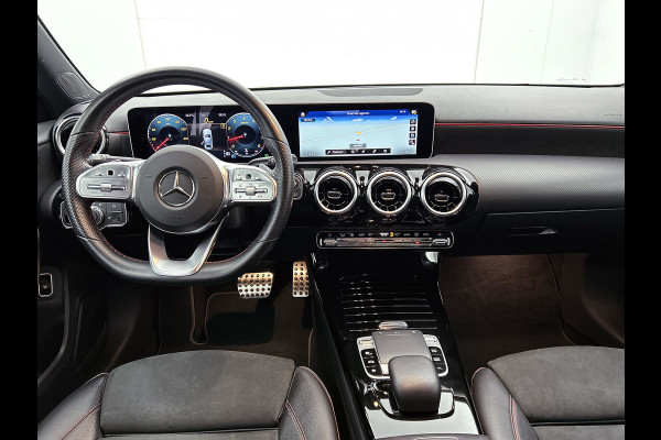 Mercedes-Benz A-Klasse 200 Business Solution AMG(NL-auto, Dealer onderhoud, Trekhaak, Navi, Camera, StoelV, Etc)