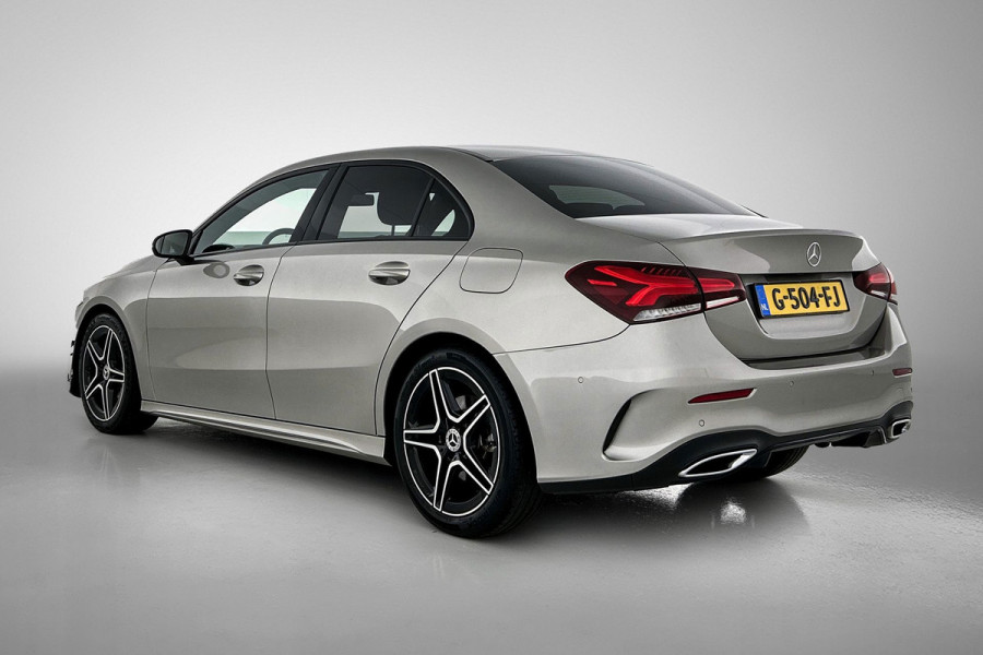 Mercedes-Benz A-Klasse 200 Business Solution AMG(NL-auto, Dealer onderhoud, Trekhaak, Navi, Camera, StoelV, Etc)