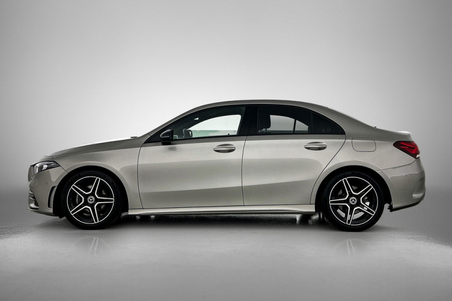 Mercedes-Benz A-Klasse 200 Business Solution AMG(NL-auto, Dealer onderhoud, Trekhaak, Navi, Camera, StoelV, Etc)