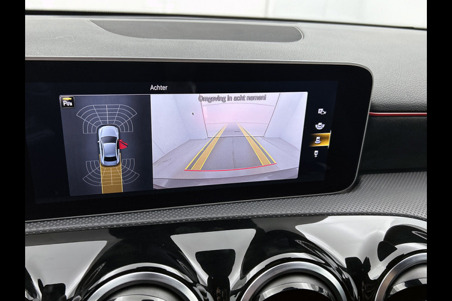 Mercedes-Benz A-Klasse 200 Business Solution AMG(NL-auto, Dealer onderhoud, Trekhaak, Navi, Camera, StoelV, Etc)