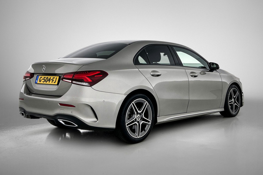 Mercedes-Benz A-Klasse 200 Business Solution AMG(NL-auto, Dealer onderhoud, Trekhaak, Navi, Camera, StoelV, Etc)