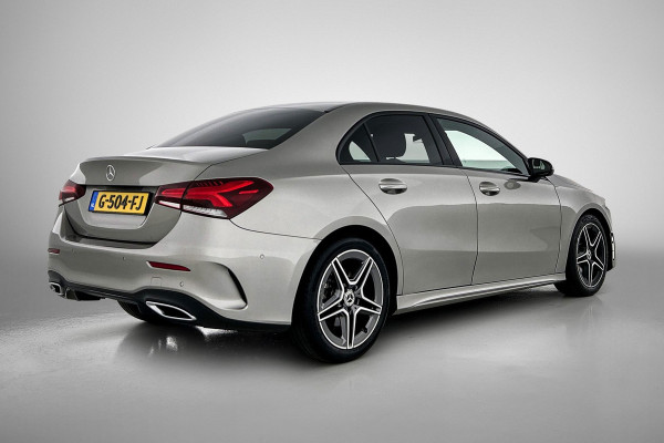 Mercedes-Benz A-Klasse 200 Business Solution AMG(NL-auto, Dealer onderhoud, Trekhaak, Navi, Camera, StoelV, Etc)