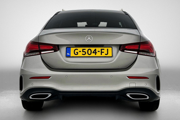 Mercedes-Benz A-Klasse 200 Business Solution AMG(NL-auto, Dealer onderhoud, Trekhaak, Navi, Camera, StoelV, Etc)