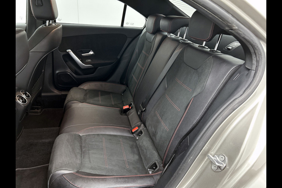 Mercedes-Benz A-Klasse 200 Business Solution AMG(NL-auto, Dealer onderhoud, Trekhaak, Navi, Camera, StoelV, Etc)