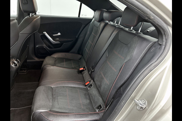 Mercedes-Benz A-Klasse 200 Business Solution AMG(NL-auto, Dealer onderhoud, Trekhaak, Navi, Camera, StoelV, Etc)