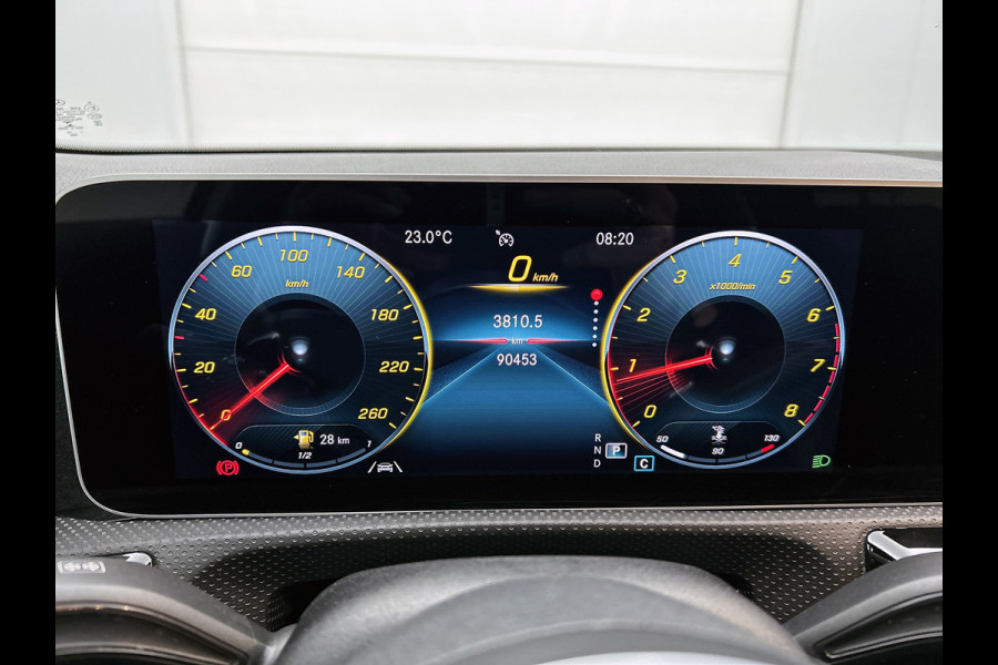 Mercedes-Benz A-Klasse 200 Business Solution AMG(NL-auto, Dealer onderhoud, Trekhaak, Navi, Camera, StoelV, Etc)