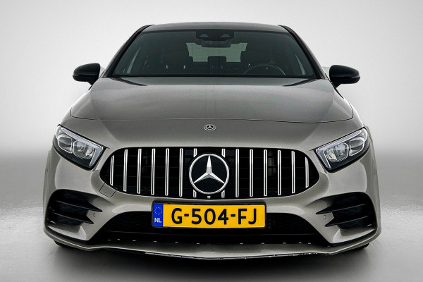 Mercedes-Benz A-Klasse 200 Business Solution AMG(NL-auto, Dealer onderhoud, Trekhaak, Navi, Camera, StoelV, Etc)