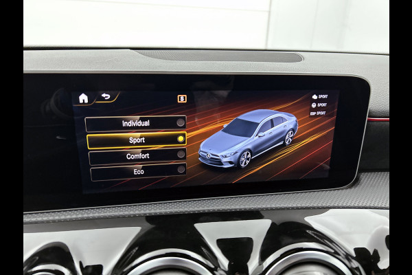 Mercedes-Benz A-Klasse 200 Business Solution AMG(NL-auto, Dealer onderhoud, Trekhaak, Navi, Camera, StoelV, Etc)