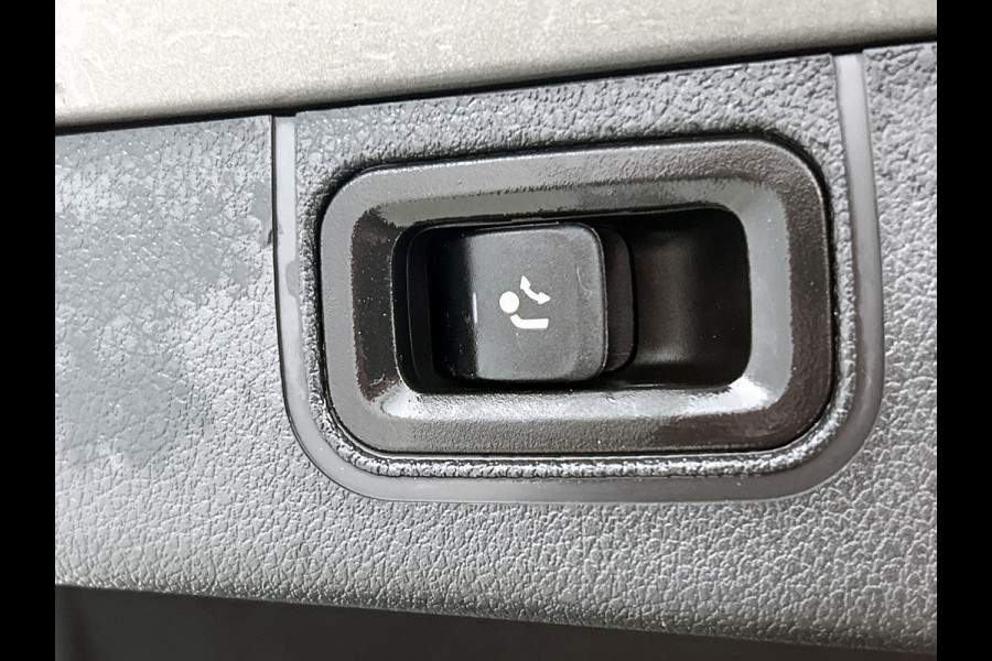Mercedes-Benz A-Klasse 200 Business Solution AMG(NL-auto, Dealer onderhoud, Trekhaak, Navi, Camera, StoelV, Etc)