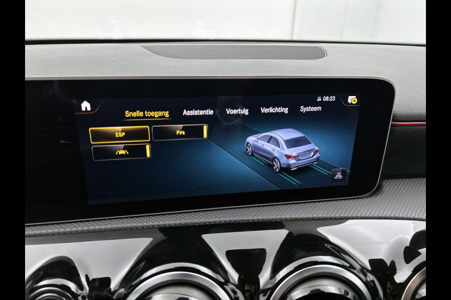 Mercedes-Benz A-Klasse 200 Business Solution AMG(NL-auto, Dealer onderhoud, Trekhaak, Navi, Camera, StoelV, Etc)