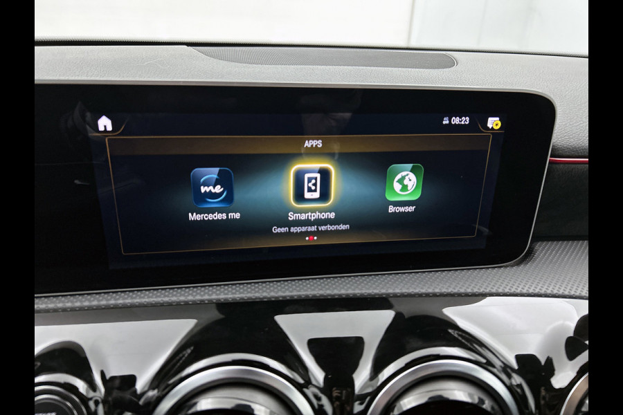 Mercedes-Benz A-Klasse 200 Business Solution AMG(NL-auto, Dealer onderhoud, Trekhaak, Navi, Camera, StoelV, Etc)