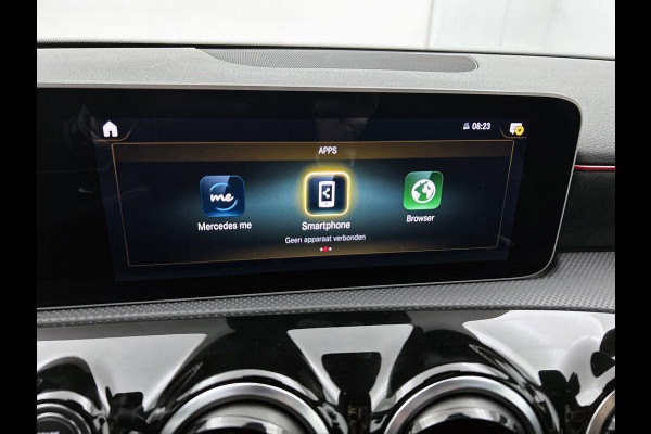 Mercedes-Benz A-Klasse 200 Business Solution AMG(NL-auto, Dealer onderhoud, Trekhaak, Navi, Camera, StoelV, Etc)