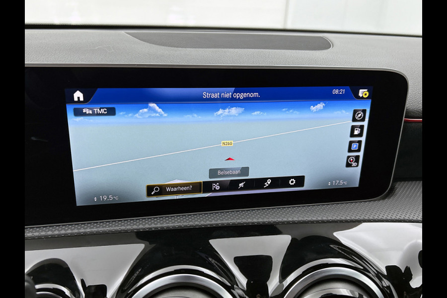 Mercedes-Benz A-Klasse 200 Business Solution AMG(NL-auto, Dealer onderhoud, Trekhaak, Navi, Camera, StoelV, Etc)