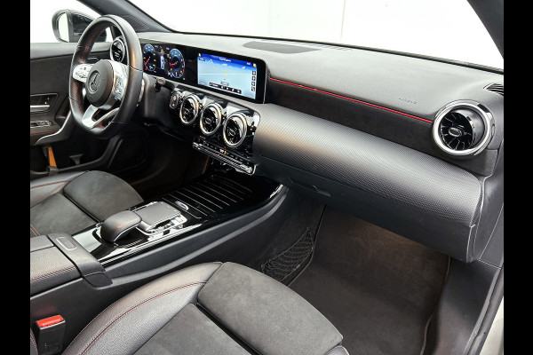 Mercedes-Benz A-Klasse 200 Business Solution AMG(NL-auto, Dealer onderhoud, Trekhaak, Navi, Camera, StoelV, Etc)