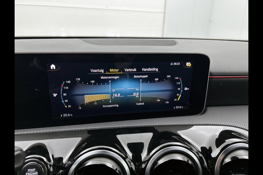 Mercedes-Benz A-Klasse 200 Business Solution AMG(NL-auto, Dealer onderhoud, Trekhaak, Navi, Camera, StoelV, Etc)