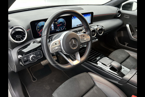 Mercedes-Benz A-Klasse 200 Business Solution AMG(NL-auto, Dealer onderhoud, Trekhaak, Navi, Camera, StoelV, Etc)