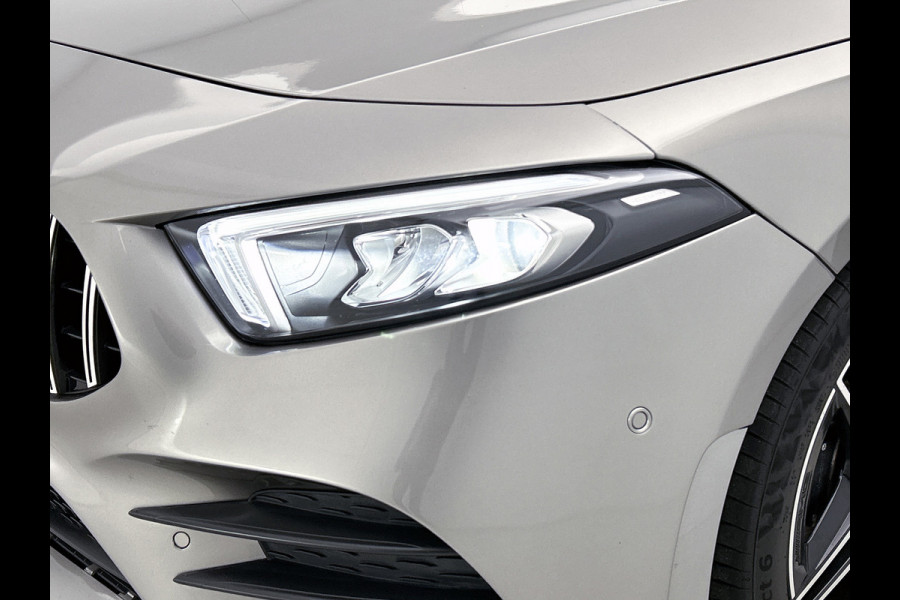 Mercedes-Benz A-Klasse 200 Business Solution AMG(NL-auto, Dealer onderhoud, Trekhaak, Navi, Camera, StoelV, Etc)