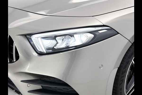 Mercedes-Benz A-Klasse 200 Business Solution AMG(NL-auto, Dealer onderhoud, Trekhaak, Navi, Camera, StoelV, Etc)